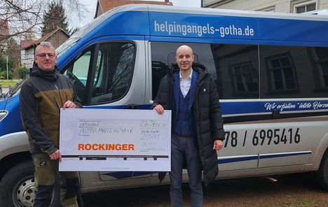 Jan Meister bei der Spendenscheckübergabe an den Helping Angls Gotha e.V.